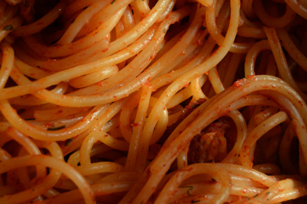 一张意大利面和酱汁的特写照片图片下载