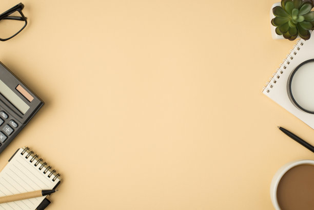 俯视图的照片杯玻璃杯，花盆，钢笔，两本抄本，放大镜和计算器在孤立的米色背景与copyspace在中间图片下载