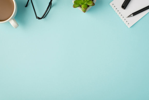 俯视图的照片杯，玻璃杯，花盆提醒笔在孤立的蜡笔蓝色背景与copyspace图片下载