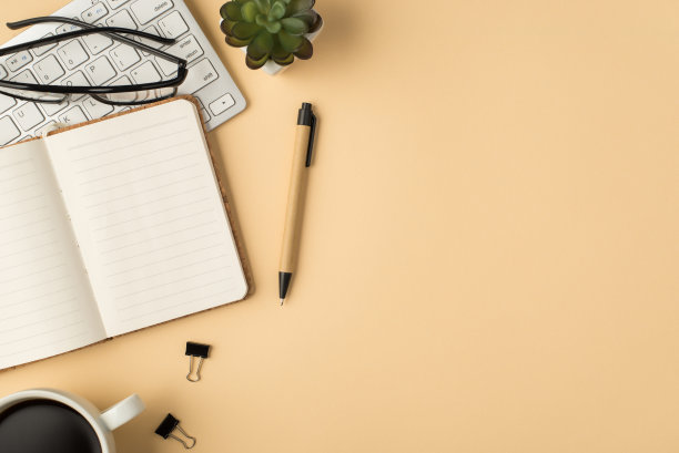顶视图照片上的眼镜白色键盘植物组织者钢笔装订和咖啡杯孤立的米色背景与copyspace图片下载