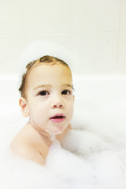 一个婴儿在浴缸里很开心图片下载
