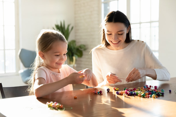快乐的妈妈和小女儿一起在家制作饰品图片下载