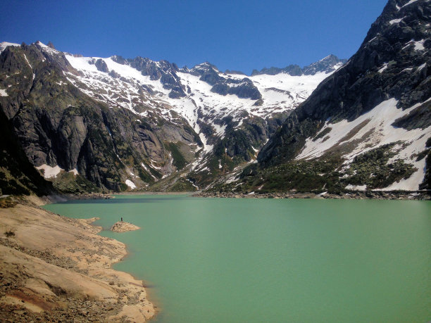 2015年6月6日，瑞士汉德格尔默湖上的天堂图片下载