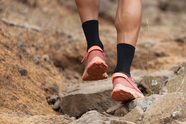 运动员在岩石地形的山脉中进行小道跑步图片下载