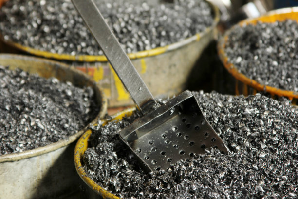 金属桶内的金属刨花图片下载