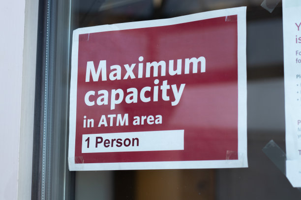 由于Covid-19，加拿大Courtenay ATM 1号区域的最大容量图片下载