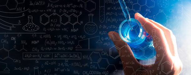 科学蓝玻璃试管实验，烧瓶在科学家手中用试管，实验室玻璃器皿用滴管将液体滴入试管中。科学实验室试管，实验室设备图片下载