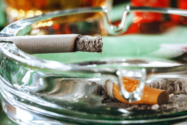 烟灰缸里的雪茄收起来了图片下载