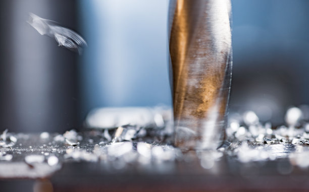 在车间工作场所用刨花近距离钻孔的过程图片下载