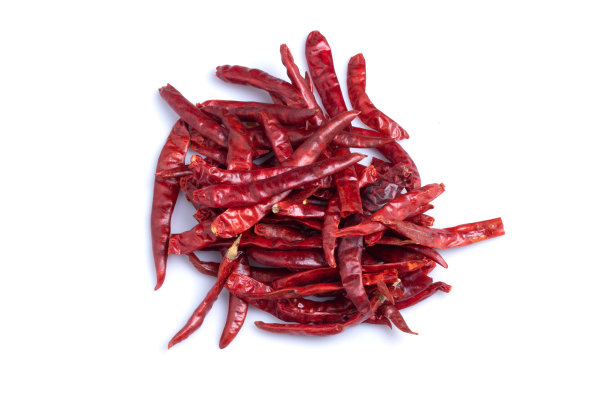 白色背景上的干辣椒图片下载
