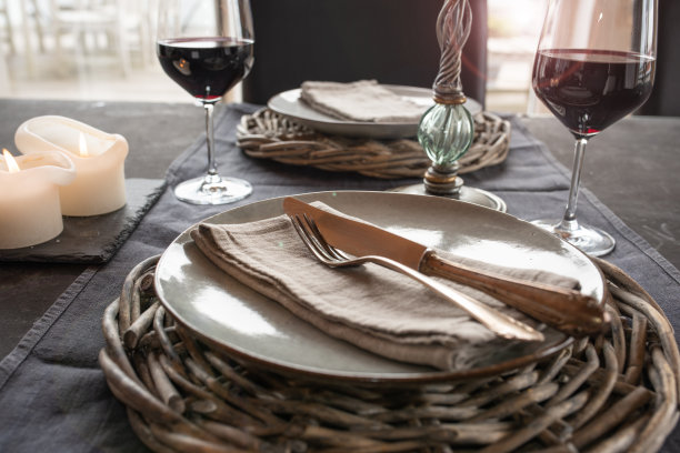 摆好桌子准备美餐图片下载