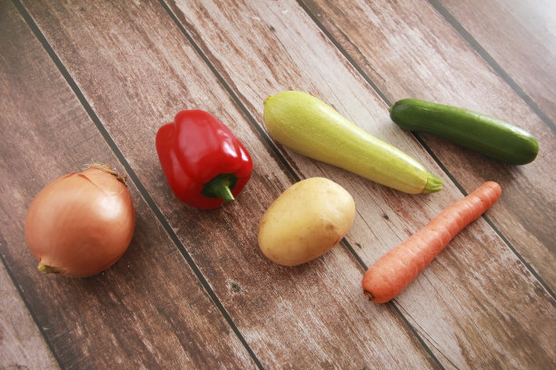 新鲜天然蔬菜，土豆，洋葱和红辣椒图片下载