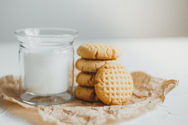 美味的自制花生酱曲奇配牛奶，白色背景。健康的早餐概念。图片下载