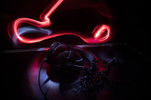 Dj音乐俱乐部概念。近距离耳机在黑暗背景与彩色的光。图片下载