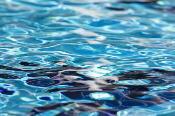 夏天的西班牙，游泳池里的波浪和倒影。图片下载