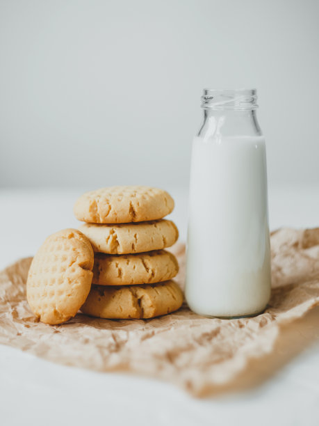美味的自制花生酱曲奇配牛奶，白色背景。健康的早餐概念。图片下载