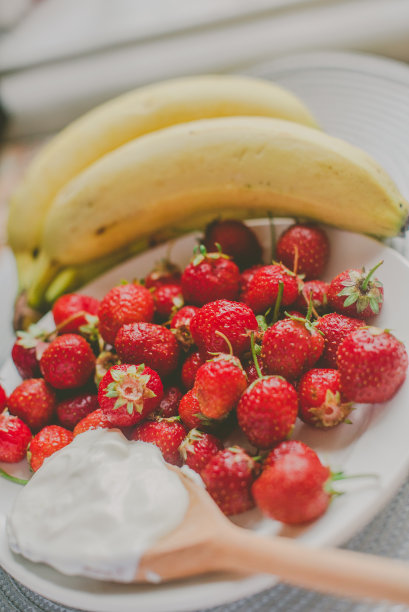 一串香蕉和草莓。照片色调风格的Instagram滤镜。健康早餐的概念图片下载