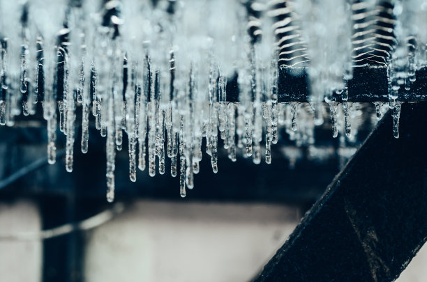 金属楼梯下的小冰柱图片下载