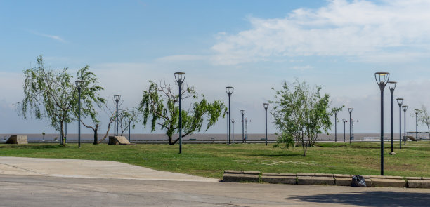 在大海前面的公园里有许多灯柱图片下载