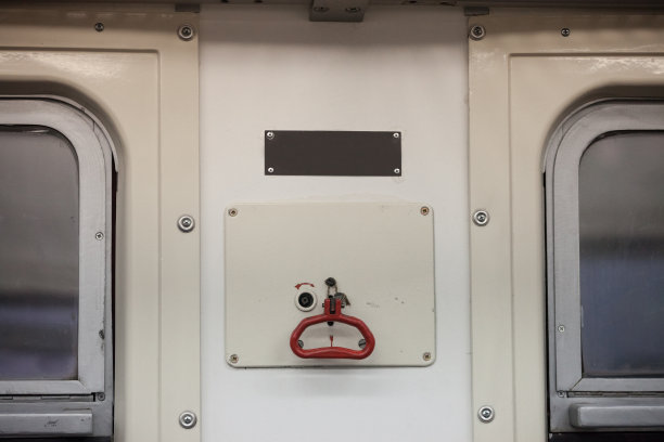 客车车厢的火车紧急制动系统的手柄，其标志性的红色杠杆用于在事故发生时触发车厢制动。图片下载