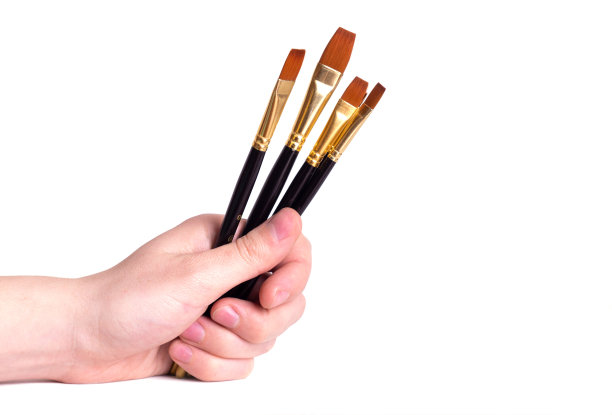 画家的手握着画笔在白色的背景上作画。副本的空间。特写镜头。图片下载