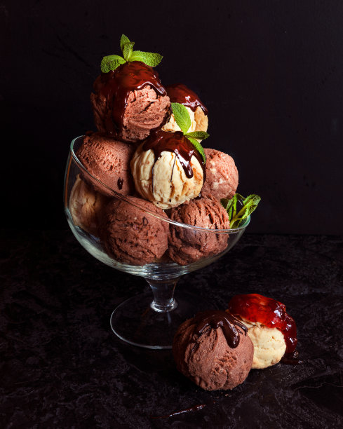 黑色背景上的巧克力和香草冰淇淋球。图片下载