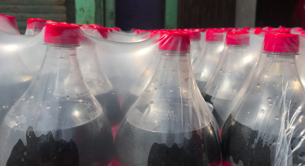 许多冷饮用软木塞塞在瓶子里图片下载