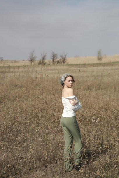 在炎热的阳光明媚的日子里，年轻的女人穿着亚麻休闲的夏季服装的户外肖像。图片下载