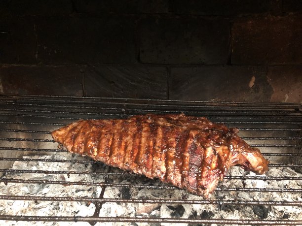 自制烤架上的烤排骨图片下载