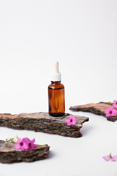 粉红色的野花和玻璃滴管隔离在白色的背景图片下载