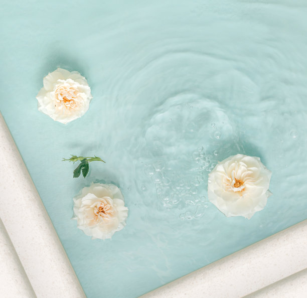 白色的玫瑰花在阳光下盛开在碧绿的水在白色大理石池。整体的生活方式。健康的概念。豪华温泉自然的春夏背景。最小平。图片下载