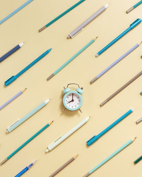 闹钟显示早上8点，是上学的时间概念。布置时钟和固定的学习用品图片下载