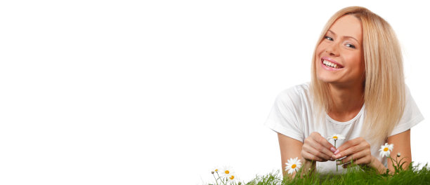 草地上的女人，带着鲜花图片下载