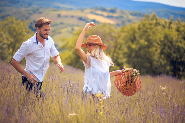 幸福的夫妇在薰衣草田。图片下载