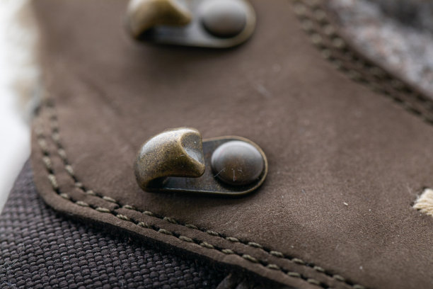 黄铜鞋钩的特写图片。登山鞋钩和皮带环的细节。图片下载