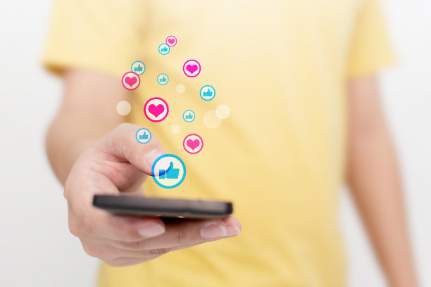 男人的手使用智能手机与图标社交媒体和社交网络。网络营销概念图片下载