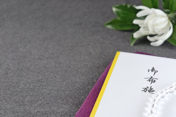 给和尚的奖励是信封。图片下载