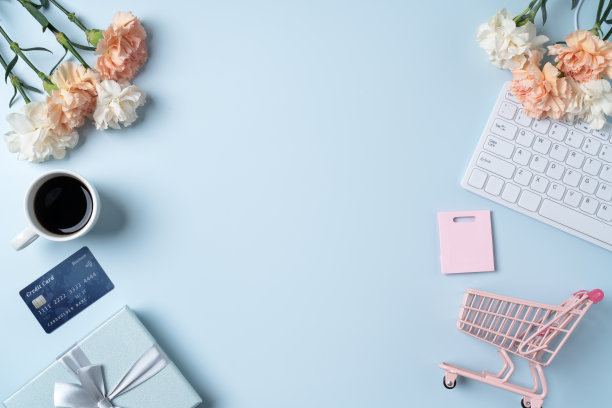 母亲节购买礼物的设计理念与康乃馨花在办公桌上。图片下载