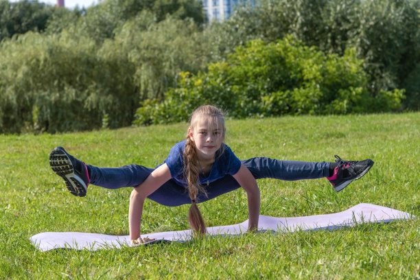 女孩做侧劈腿运动图片下载