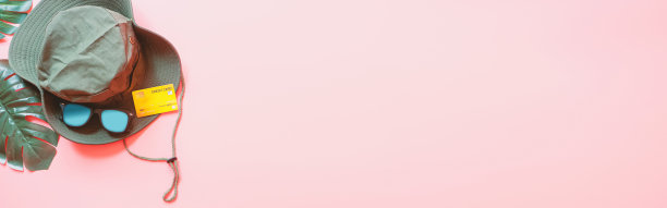 夏季购物与远足配件概念。网络横幅的尺寸。图片下载