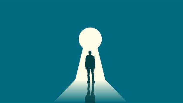 商人通过关键孔寻找商业可能性探索概念图片下载