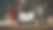 一个笔记本电脑的照片与一个友好的女性医疗顾问正在进行在线视频通话。忙碌的创意办公环境中桌上的电脑。真实的潮人机构氛围。图片下载