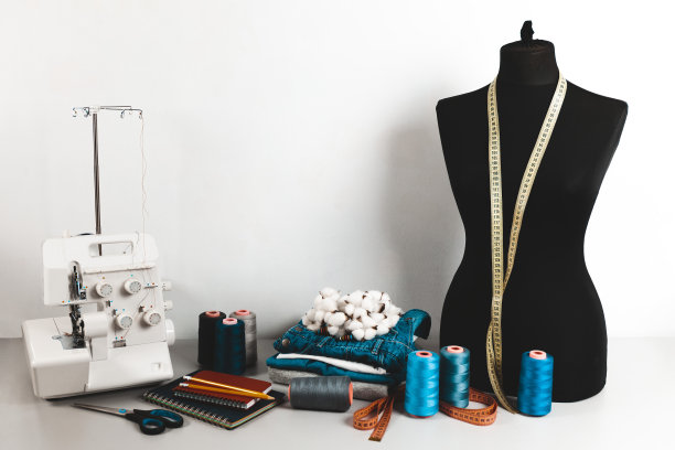 车间里一个女裁缝的工作台。个人定制图片下载