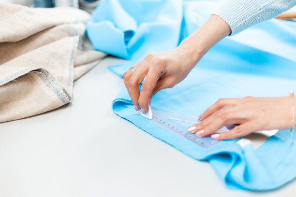 缝衣服。裁缝的手在工作。创造性的爱好图片下载