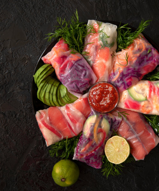 什锦亚洲春卷配虾、蔬菜、鳄梨。亚洲美食。前视图。图片下载