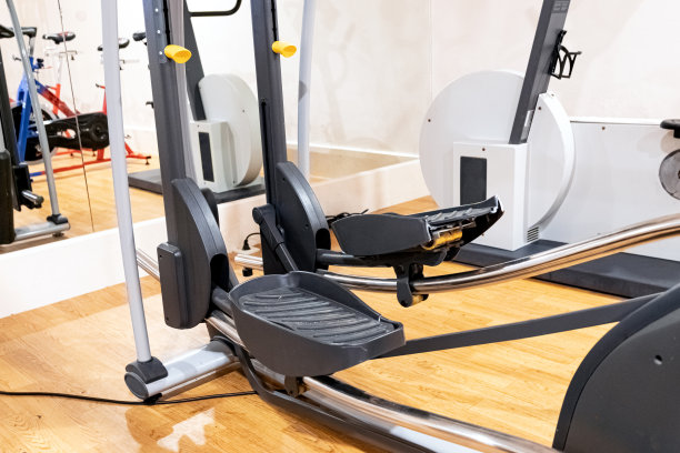 健身运动器材。一个积极的生活方式，一个运动的房间。图片下载