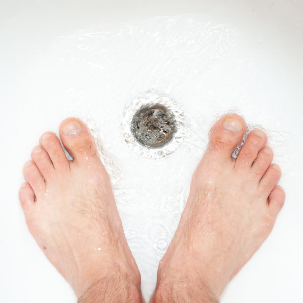 男人的脚在浴室里图片下载