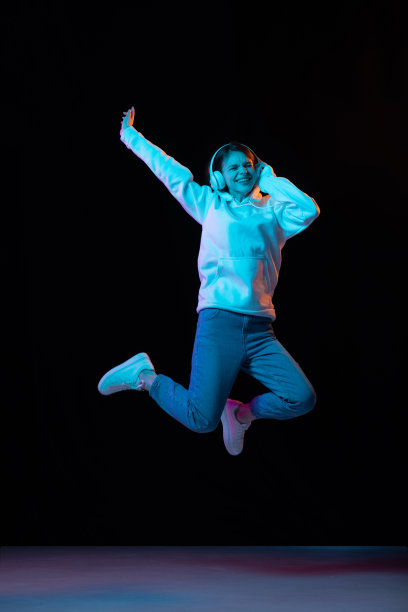 完整的肖像年轻美丽的女孩孤立在黑暗的背景。图片下载