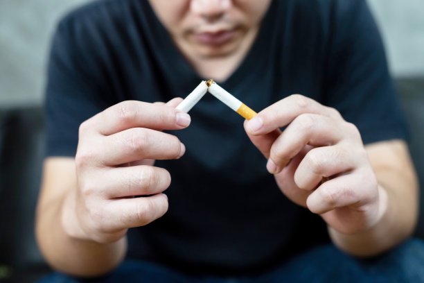 男人戒烟是为了健康。图片下载