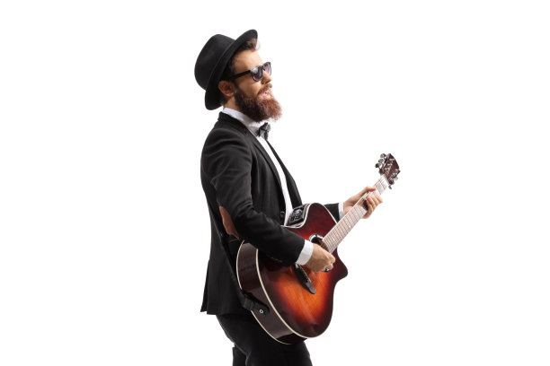 一个人边走边弹原声吉他图片下载